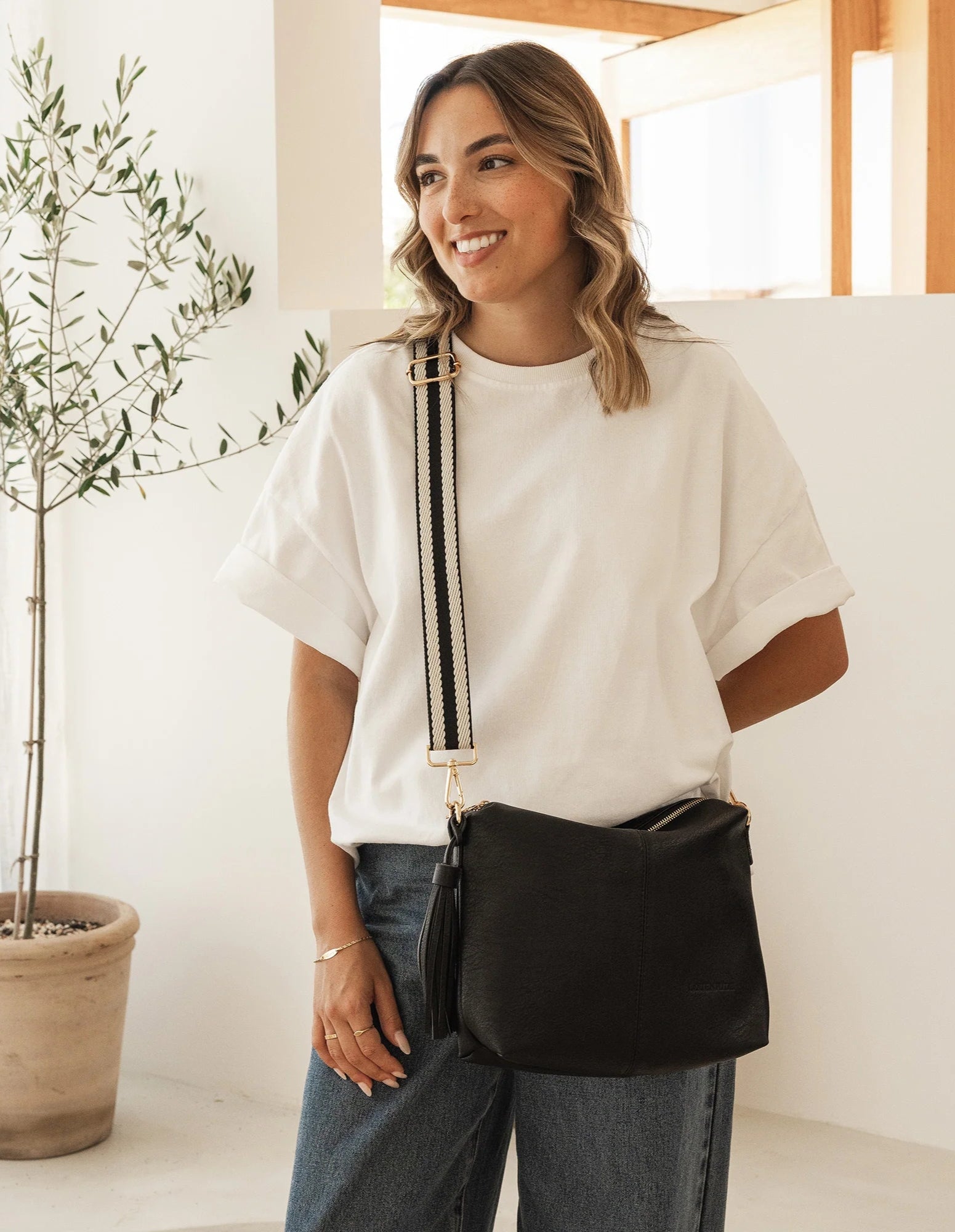 Daisy Stripe Crossbody Bag - Black - Louenhide